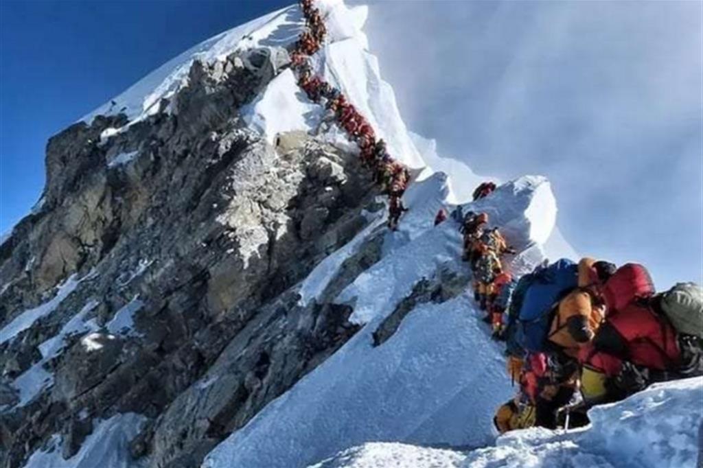 L'Everest sovraffollato: 320 in vetta e dieci morti in una settimana