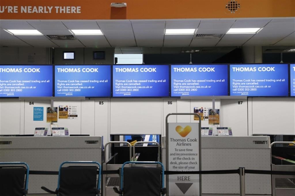 I desk per il ceck-in della Thomas Cook deserti all'aeroporto di Gatwick (Ansa)