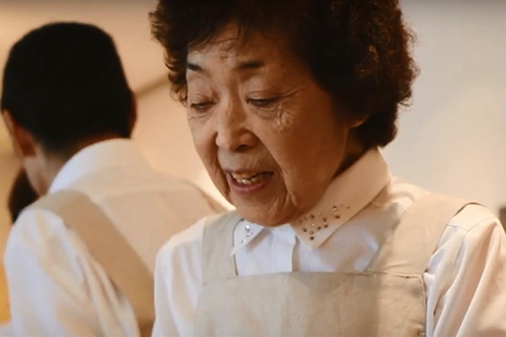 Una cameriera del Ristorante degli Ordini Sbagliati a Tokyo