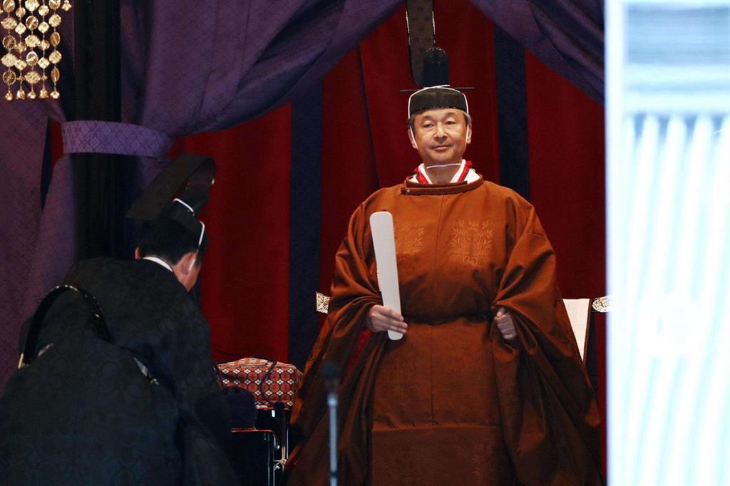 L'imperatore giapponese Naruhito durante la cerimonia (Ansa)