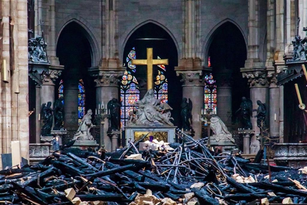 La croce si è salvata: l'interno danneggiato di Notre Dame (Epa/Ansa)