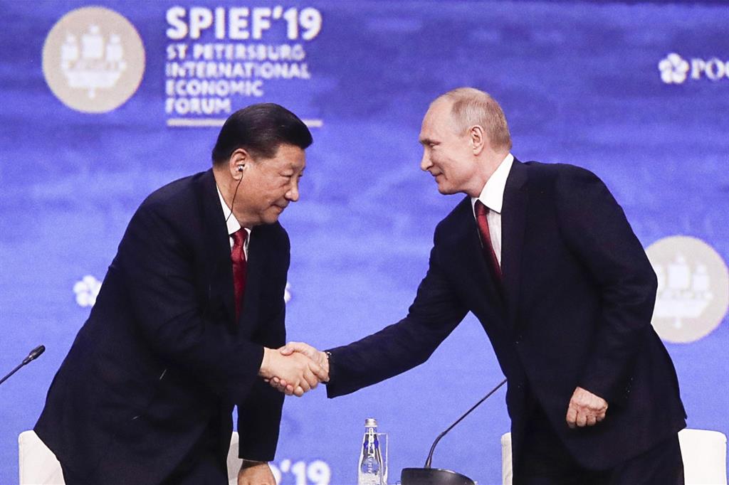 Putin (a destra) e Xi a San Pietroburgo lo scorso 7 giugno (Ansa)