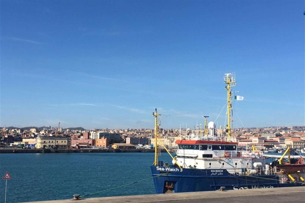 La Sea Watch ancorata al porto di Catania (Ansa)