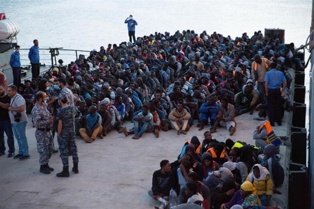 Un gruppo consistente di migranti soccorsi dalla Guardia costiera libica (Ansa)