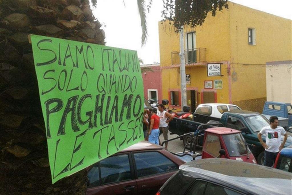 Un cartello di protesta esposto dagli abitanti dell’isola