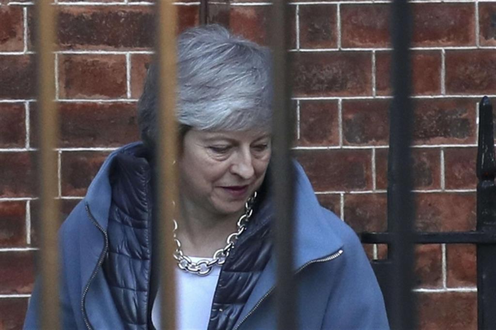 Theresa May ostaggio degli estremisti della Brexit lascia Downing street per Westminster (Ansa)