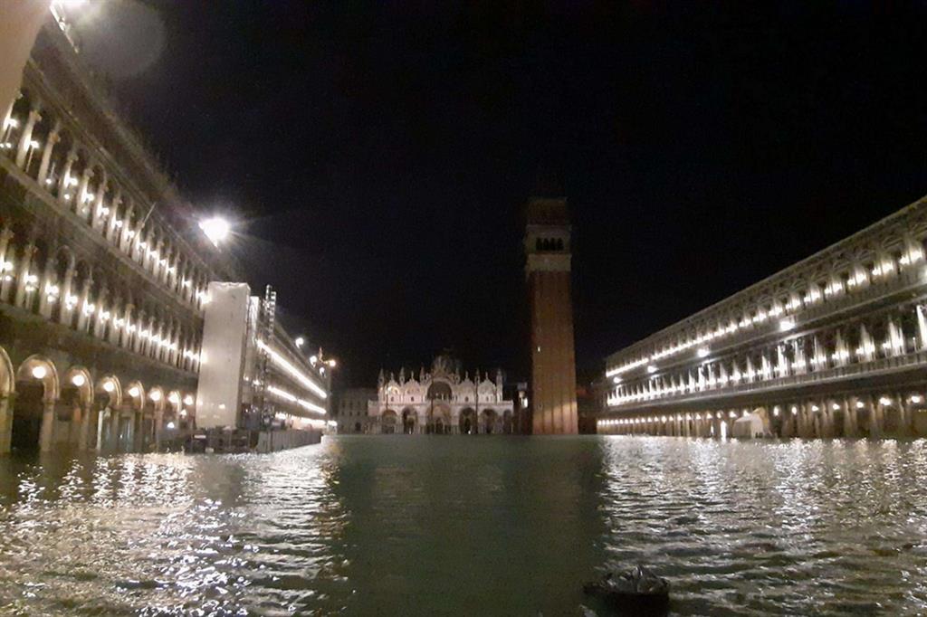 Piazza San Marco sott'acqua, nel picco di marea di martedì sera (Ansa / Twitter, Brugnaro)