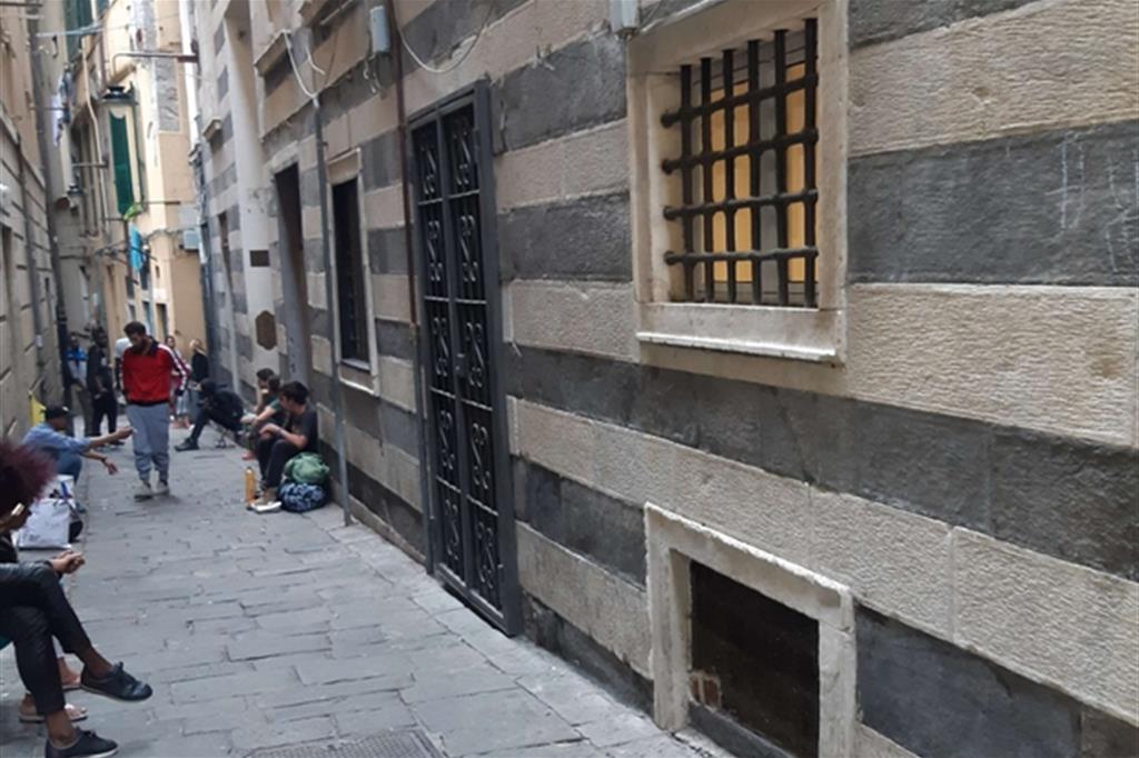 Spacciatori, tossici, prostitute: i caruggi di Genova, così come si presentano alle 5 di un normale pomeriggio infrasettimanale. A sera la zona diventa impercorribile