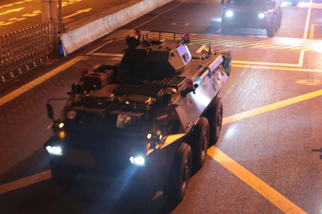 Truppe "fresche" cinesi entrano ad Hong Kong (Ansa)