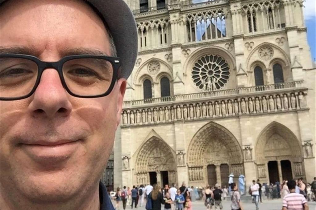 Un selfie del professor Andrew Tallon, scomparso nel 2018, davanti a Notre Dame che mappò in digitale nel 2015