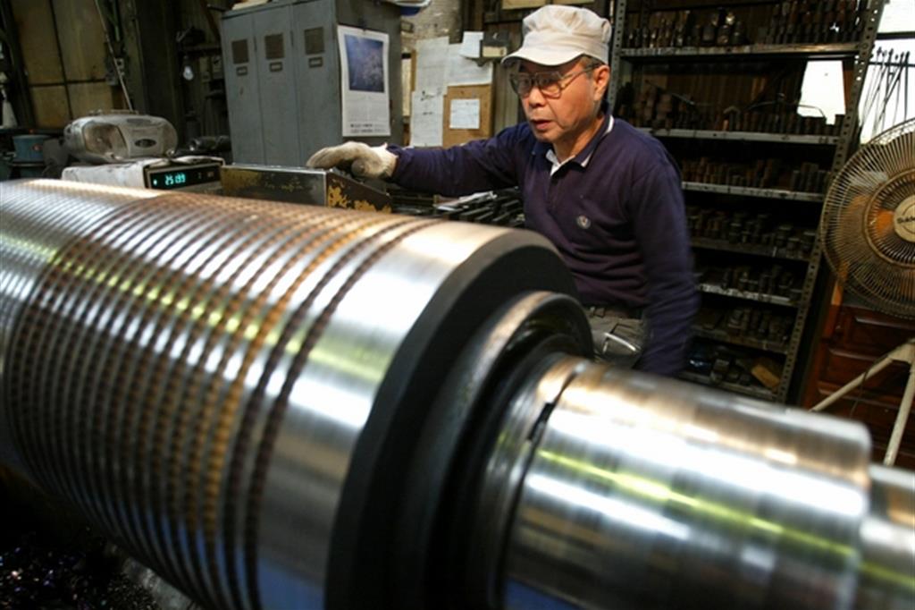 Il governo invita le aziende giapponese a mantenere al lavoro gli operai fino al settantesimo anno di età