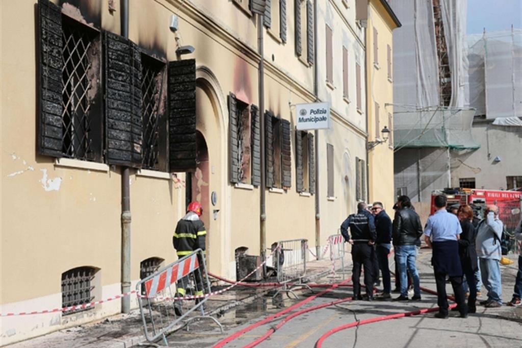 Incendio nella sede della polizia locale, due morti. Indagine: «Doloso»
