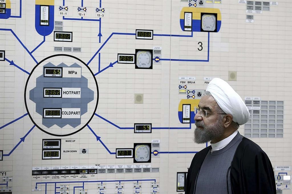Il presidente iraniano Hassan Rohani in visita all'impianto nucleare di Bushehr (Ansa)