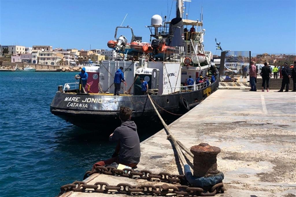 Decine di morti al largo della Tunisia. Mare Jonio, indagato il comandante