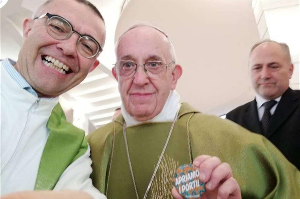 Il selfie del Papa con la spilla «Apriamo i porti!»