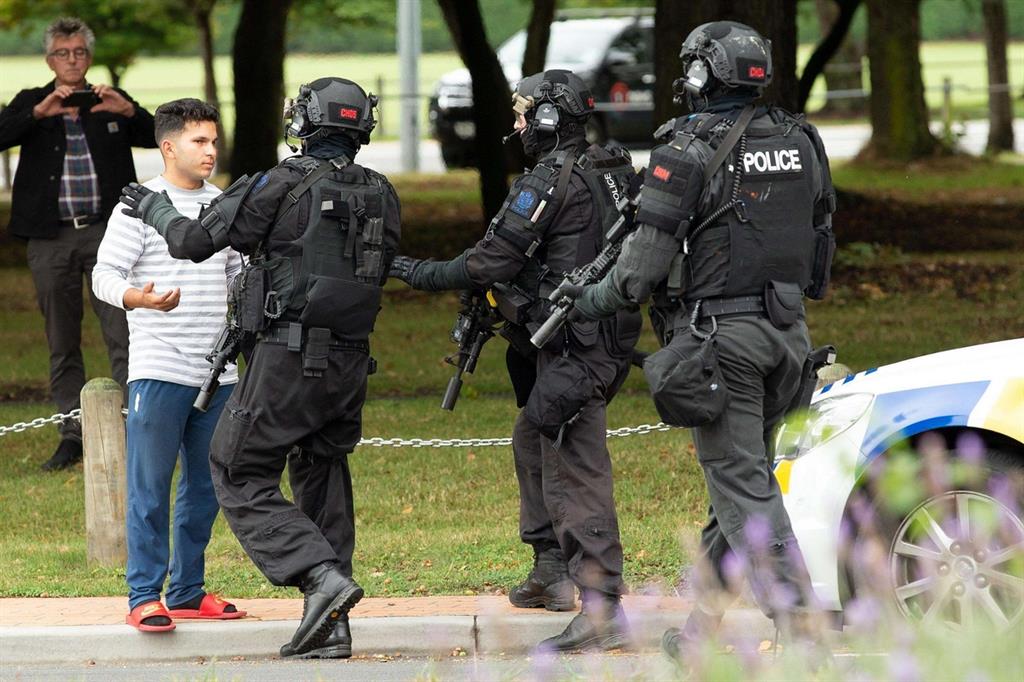 La polizia neozelandese sul luogo dell'attacco (Ansa)