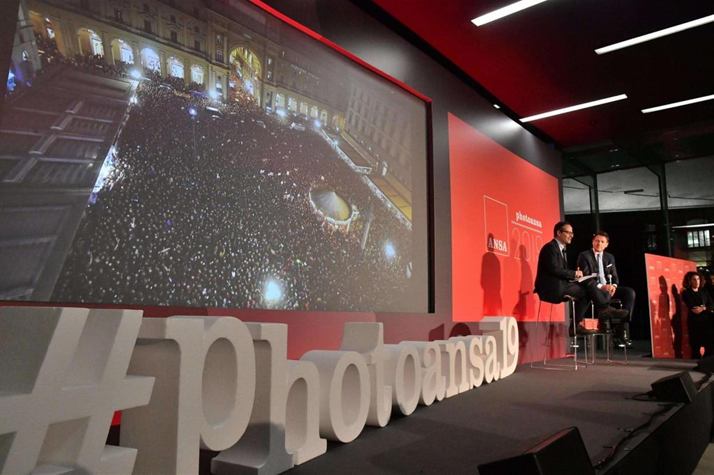 Il direttore dell'Ansa, Luigi Contu, con il presidente del Consiglio Giuseppe Conte (a dx) durante la presentazione del libro "photoAnsa 2019" al MaXXI di Roma