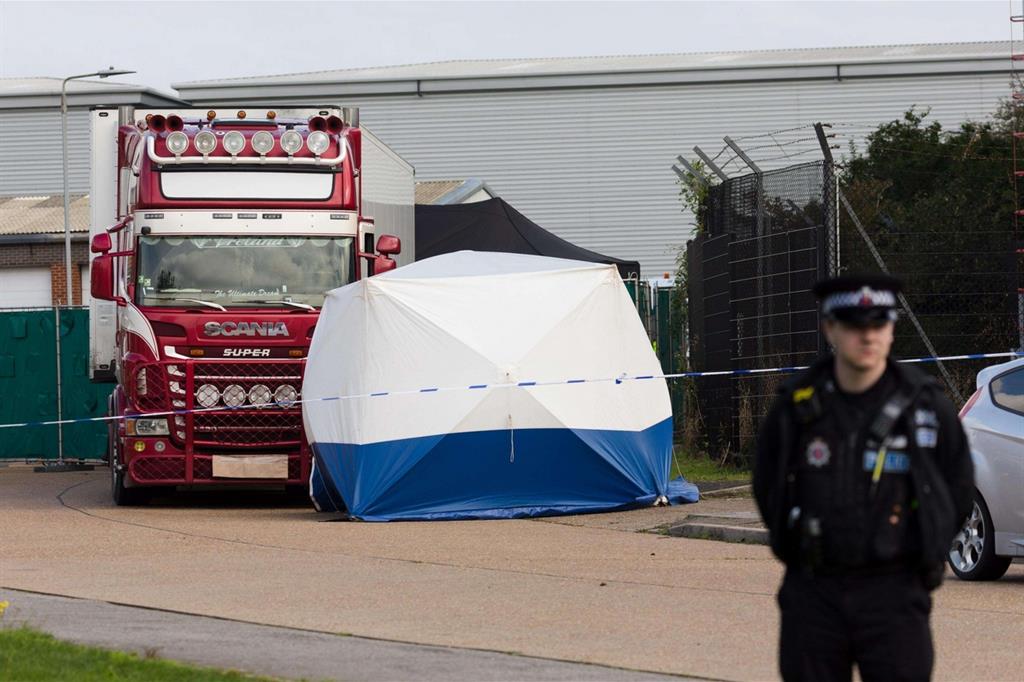 Il camion della morte parcheggiato ieri nell'area industriale a 35 chilometri da Londra (Ansa)
