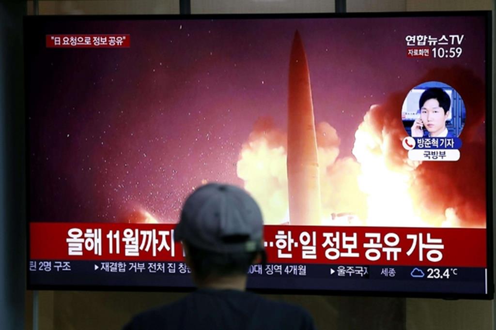 Il lancio di un missile di Pyongyang sulle televisioni di Seul (Ansa)