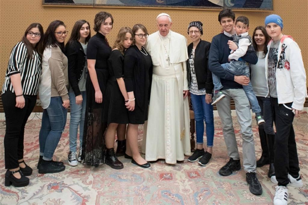 Papa Francesco con dei giovani pazienti del Bambin Gesù nel 2017