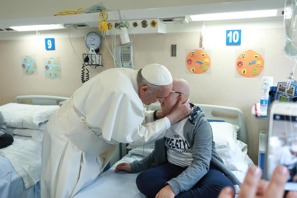 San Giovanni Rotondo,17 marzo 2018: papa Francesco con un piccolo paziente ricoverato a Casa Sollievo della Sofferenza