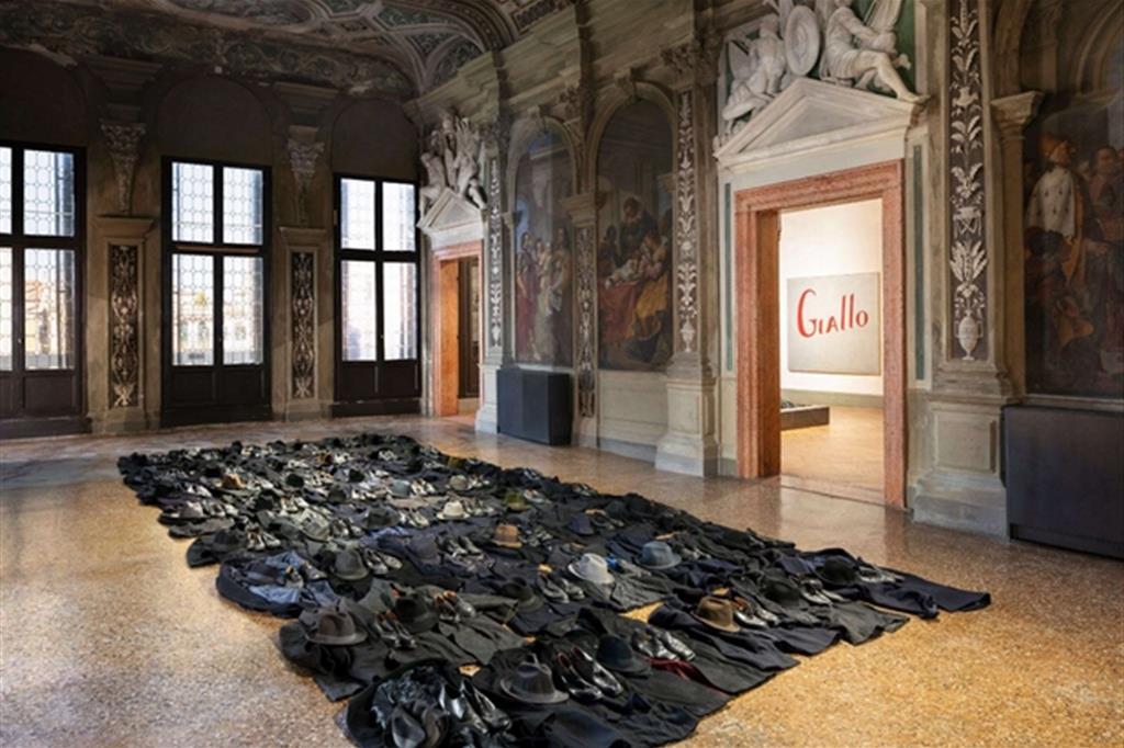 Jannis Kounellis, “Senza titolo” (2004), piombo e stoffa / foto Agostino Osio - Alto Piano / Fondazione Prada