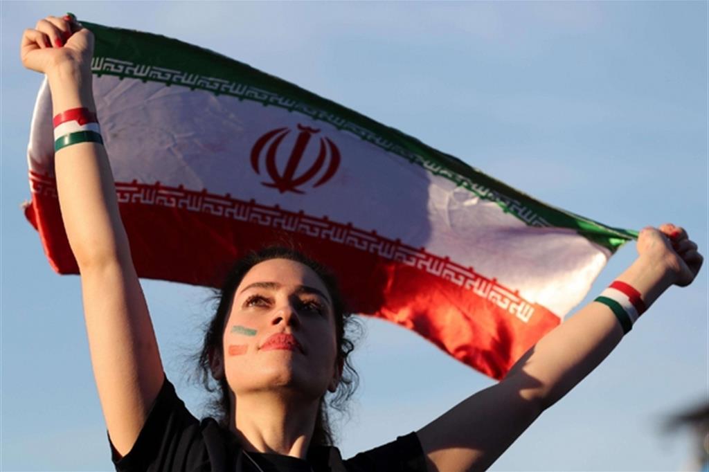 La bandiera iraniana sventolata da una tifosa a Mosca, durante la Fifa 2018 (Ansa)