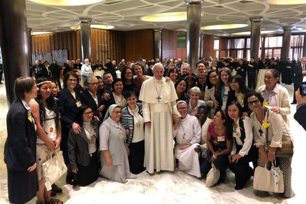 Il Papa tra le donne partecipanti ai lavori sinodali
