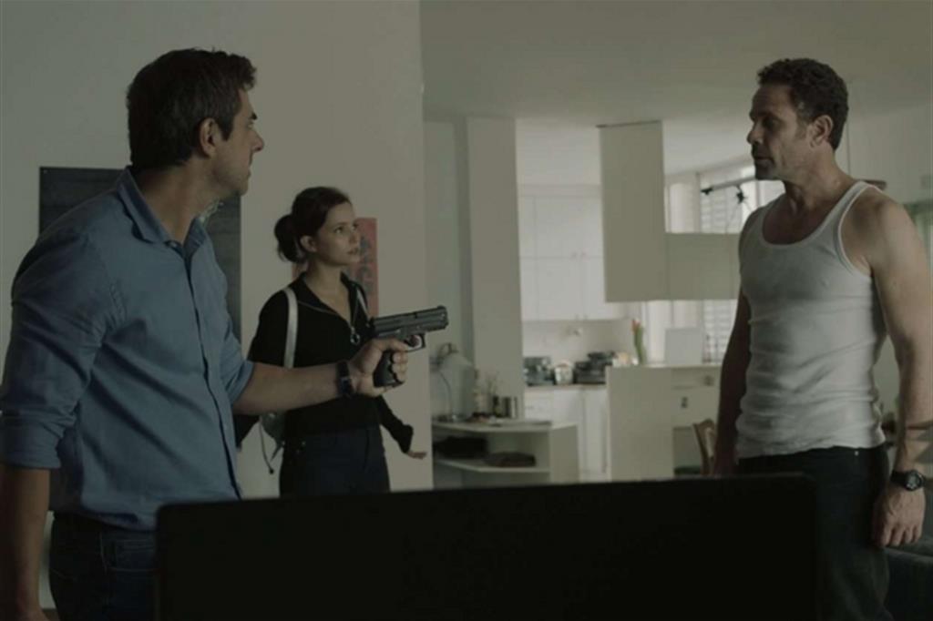 Una scena della serie Tv israeliana “False Flag”. Da sinistra, Yiftach Klein, Lihi Kornowski e Miki Leon