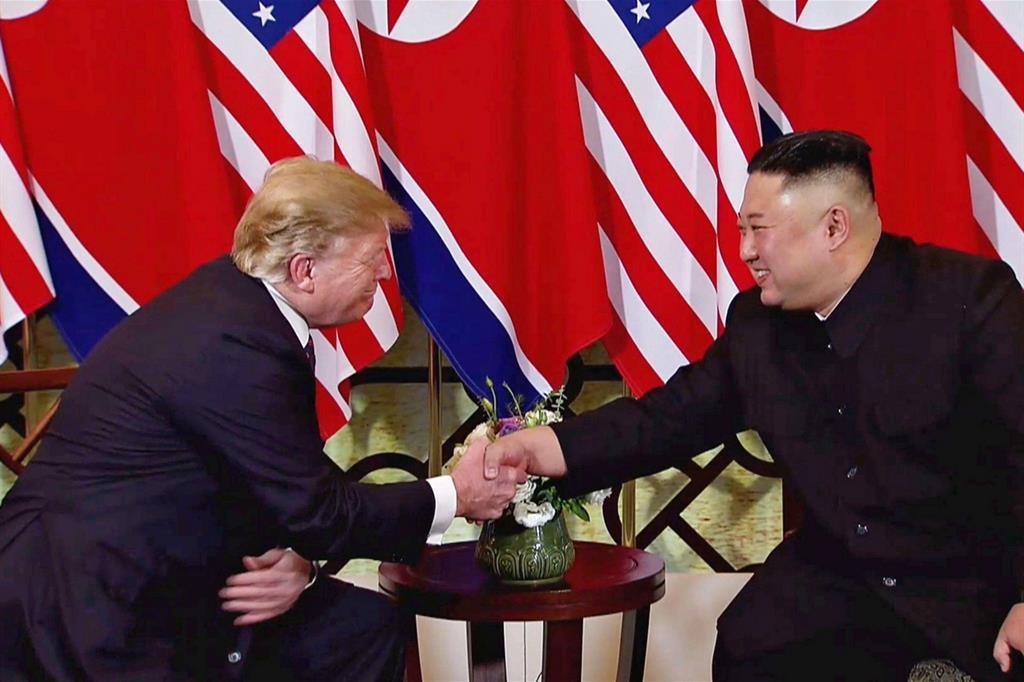 Il presidente Usa Donald Trump e il leader nordcoreano Kim Jong-un nel loro incontro ad Hanoi, in Vietnam (Ansa)