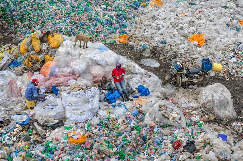 Dandora Landfill #3, Plastics Recycling, Nairobi, Kenya 2016 / © Edward Burtynsky, courtesy Admira Photography, Milan - Nicholas Metivier Gallery, Toronto