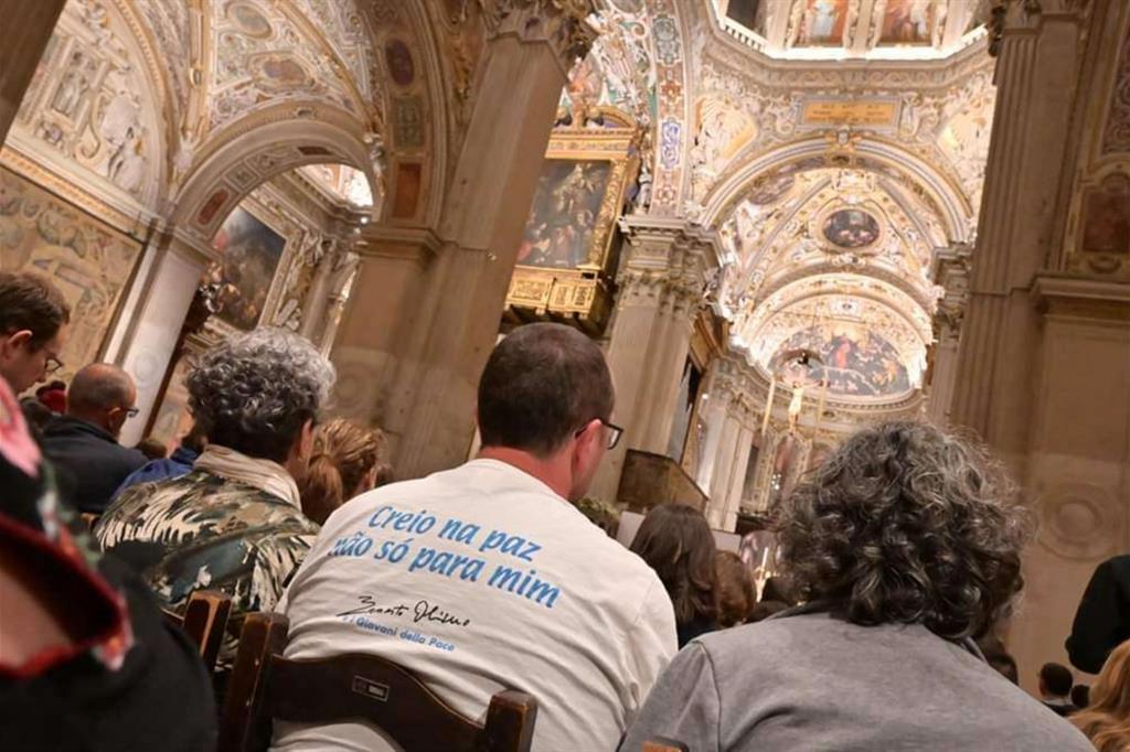 Un momento della veglia di preghiera nella basilica di Santa Maria Maggiore, a Bergamo, che venerdì sera ha aperto l'Appuntamento dei Giovani della Pace (foto Sermig / Andrea Pellegrini)