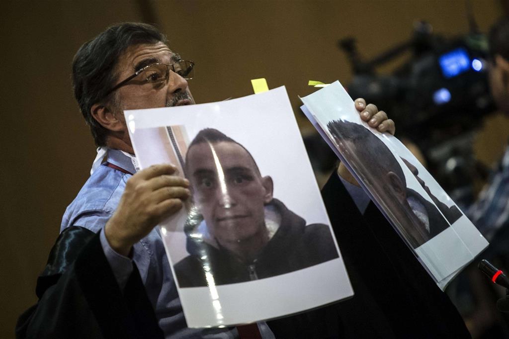 L'avvocato della famiglia Cucchi, Fabio Anselmo, mostra delle foto durante il dibattimento del processo d'appello per la morte di Stefano Cucchi, a  Roma 31 ottobre 2014 (Ansa)