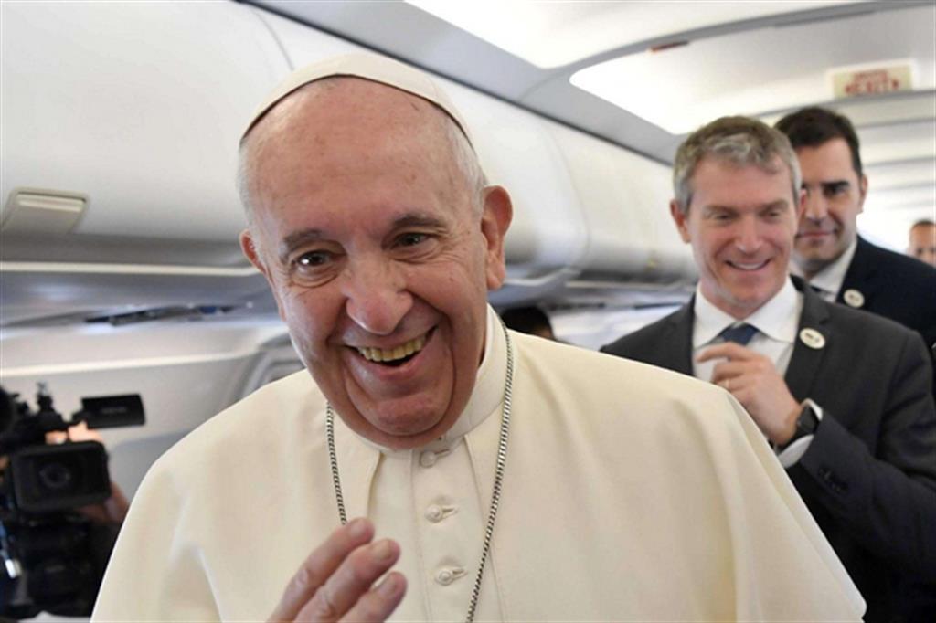 Matteo Bruni durante un volo papale