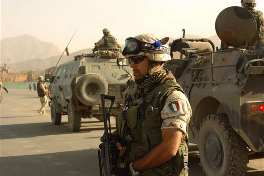Militari italiani impegnati nell'area di Kabul durante le ultime elezioni (Ansa)