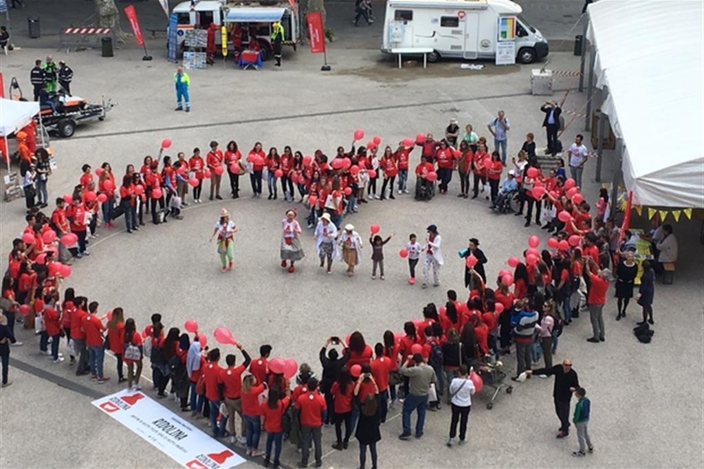 Un flash mob al Festival del volontariato di Lucca (archivio)