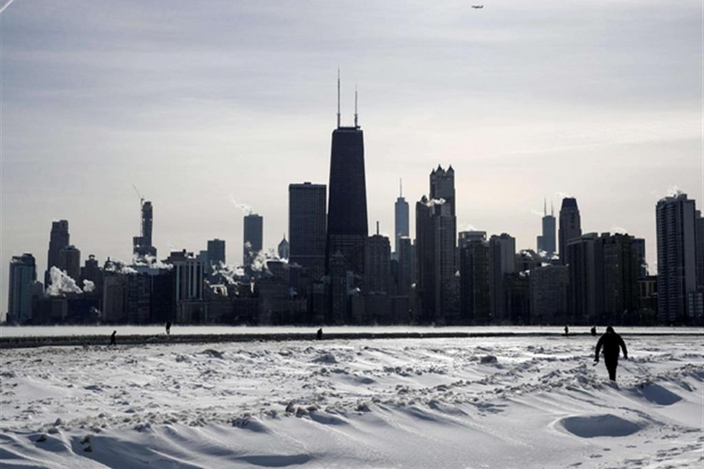 Chicago paralizzata dal gelo e dalla neve (Ansa)