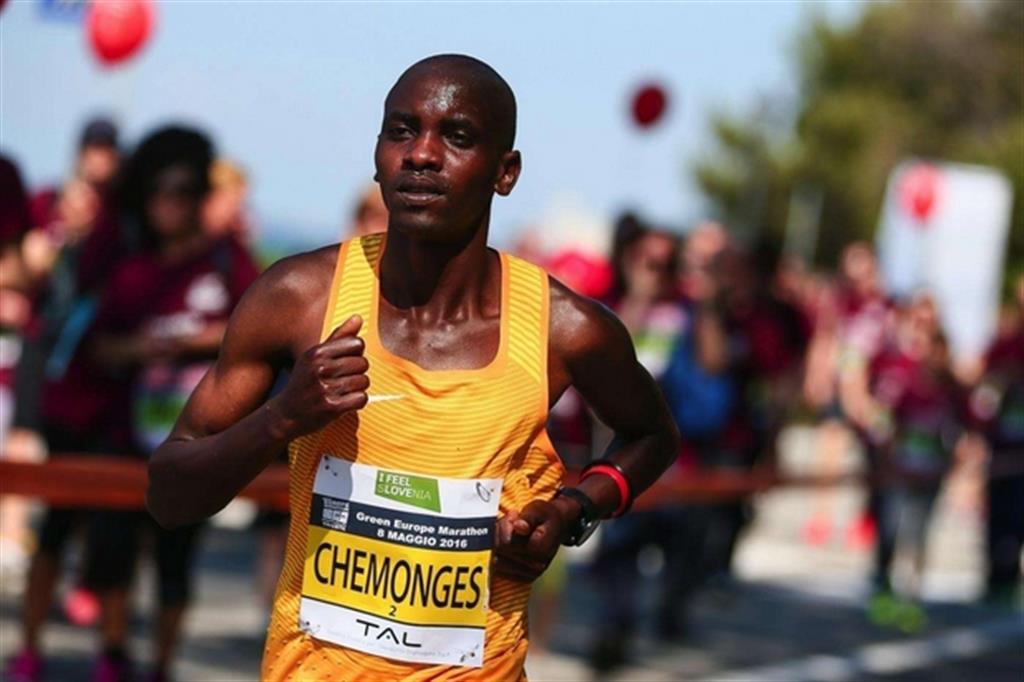 Da escludere? Robert Chemonges, Uganda, il vincitore della 17a Green Europe Marathon, con il tempo di 2:11:45 in una foto del 2016 a Trieste, dove quest'anno non potrebbe correre pur essendo un campione, almeno secondo uno degli organizzatori (Ansa)