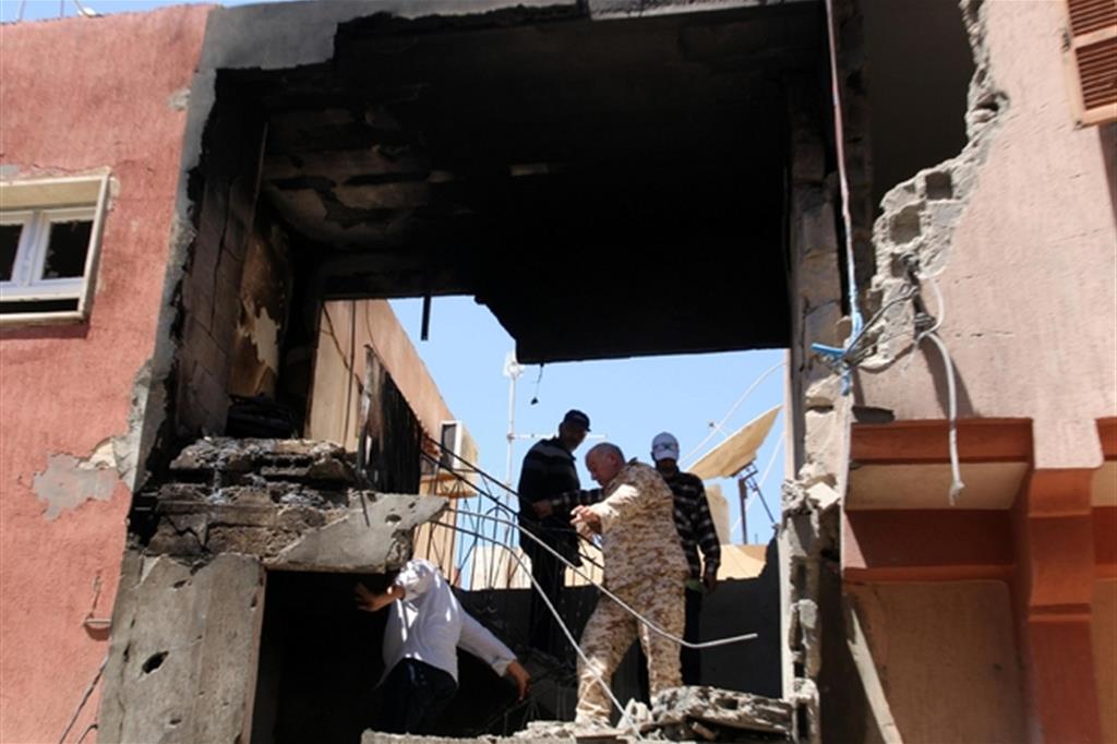 I danni di un bombardamento nel quartiere di Abu Salim, a Tripoli
