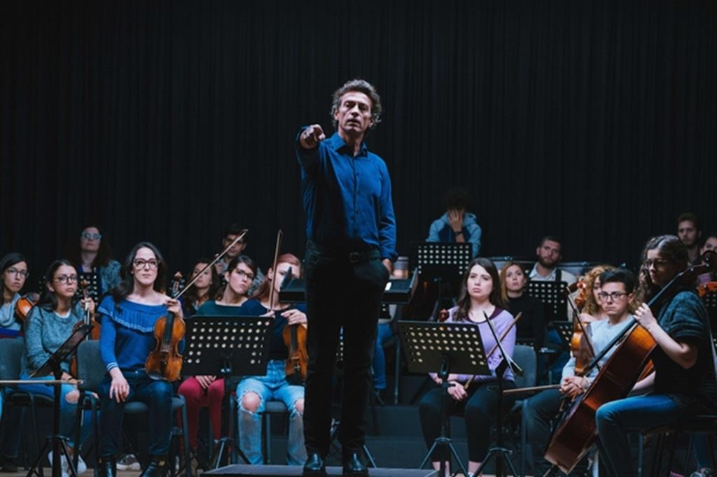 Alessio Boni e i ragazzi del  Conservatorio Giuseppe Verdi di Milano nella serie "La Compagnia del cigno"