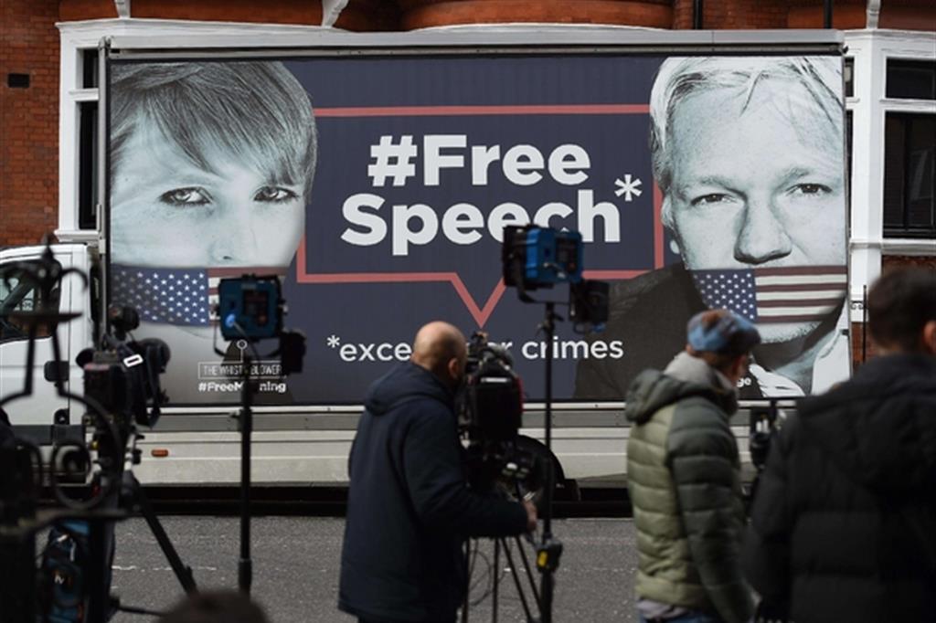 Una campagna di Wikileaks fuori dalla ambasciata ecuadoriana a Londra (Epa)