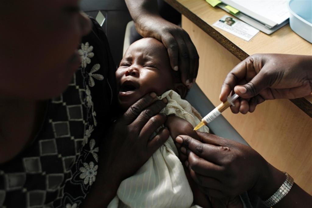 La vaccinazione di un bimbo in Ghana / Ansa