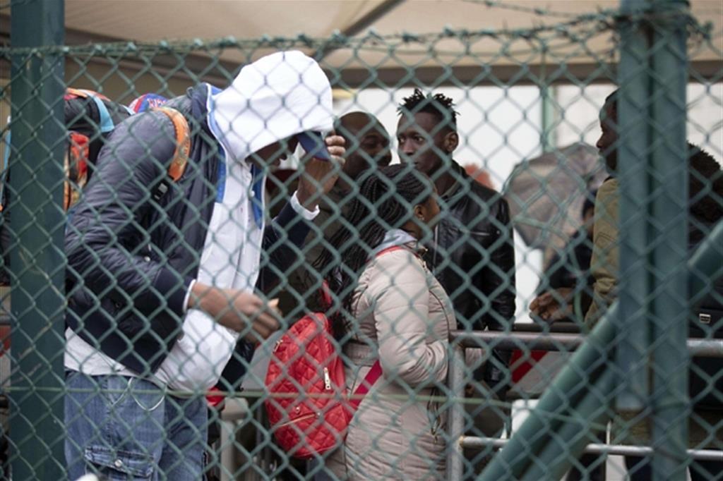 Migranti al Cara di Castelnuovo in attesa di essere trasferiti