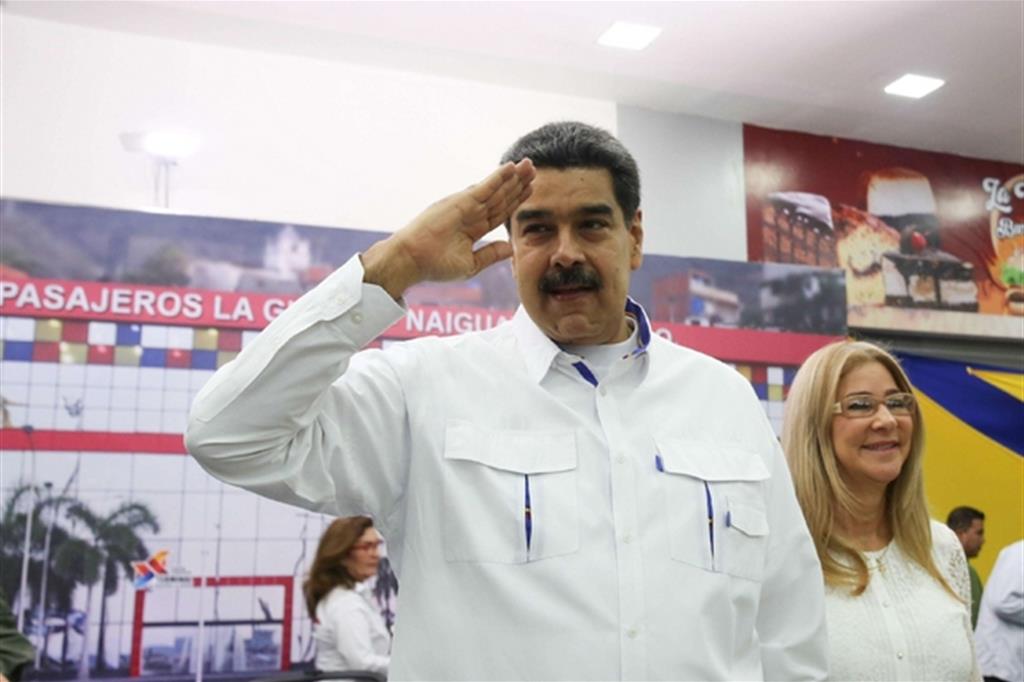 Nicolàs Maduro a Caracas con la moglie Cilia Flores (Ansa)