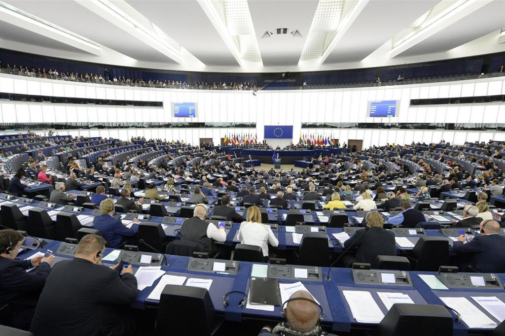 Il Parlamento europeo al lavoro nella sede di Stasburgo (Ansa)