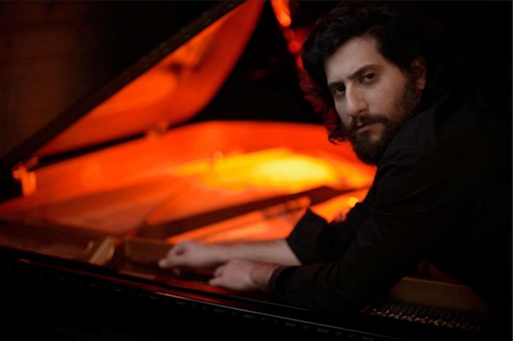 Il pianista e compositore franco-libanese Rami Khalifé suonerà sabato a Piano Ciy Palermo