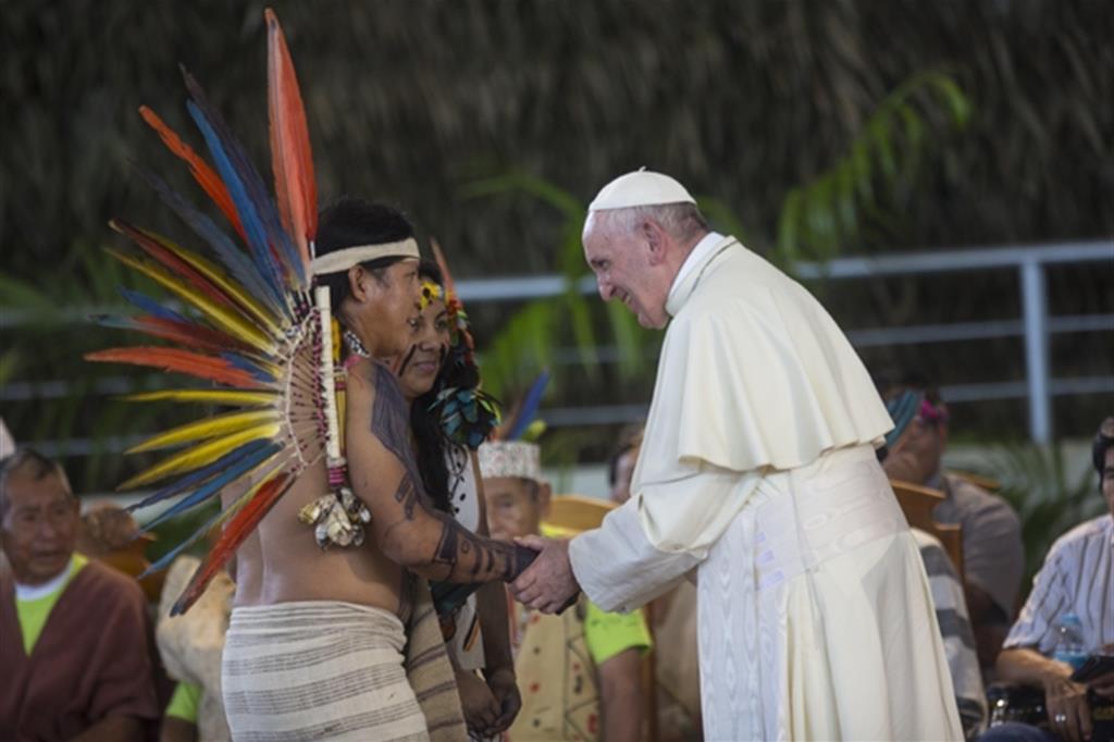 Papa Francesco incontra una rappresentanza di indigeni a Puerto Maldonado, Perù, nel gennaio 2018