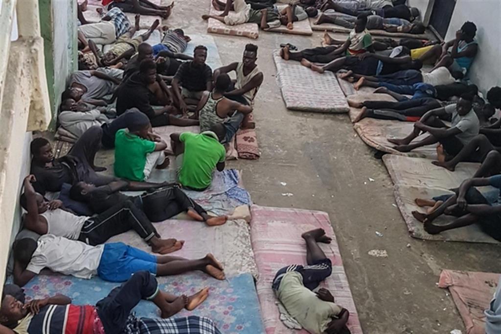 Migranti in un centro di detenzione libico