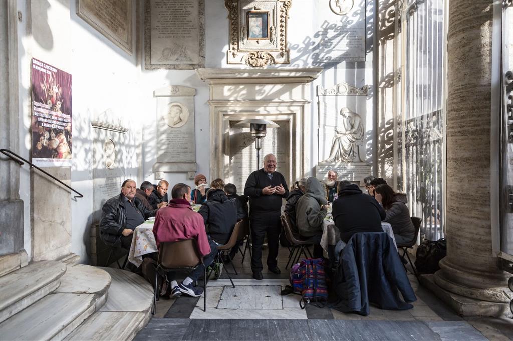 Un pranzo con i poveri nella basilica di Sant'Eustachio