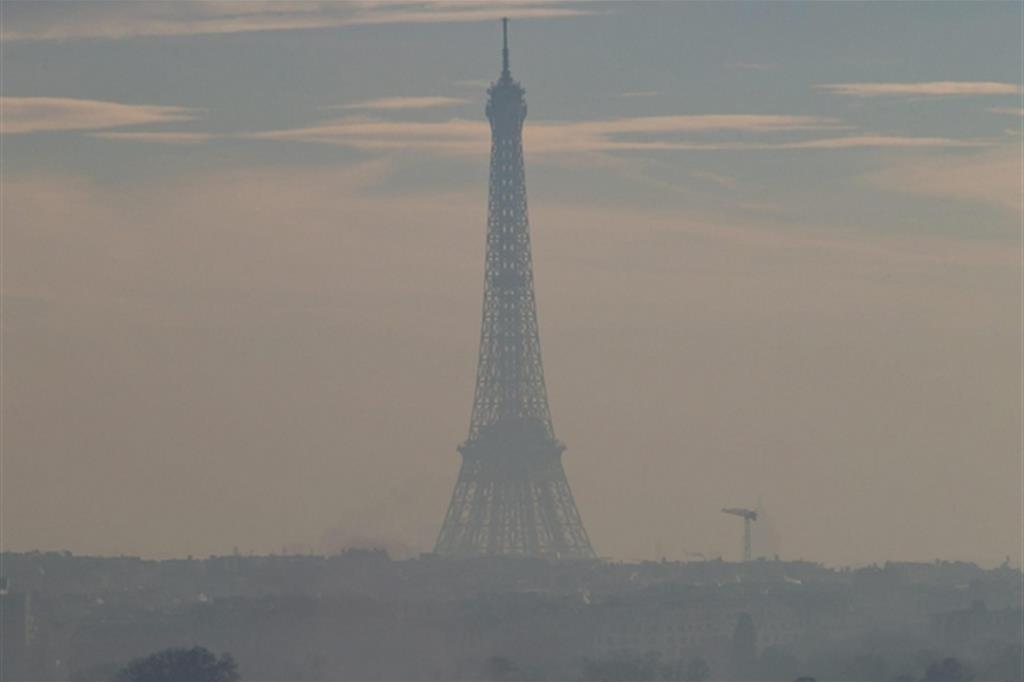 Una coltre di smog avvolge Parigi (Ansa)